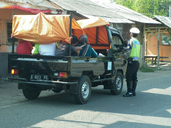 Polisi Warning Pikap Berpenumpang