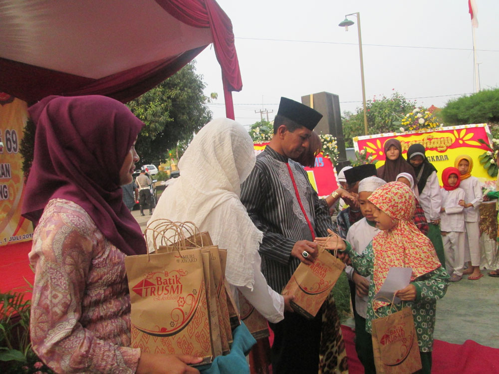 Santuni 100 Anak Yatim dan Tukang Becak