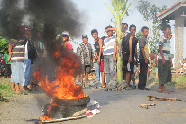 Jalan Rusak Ditanami Pohon Pisang