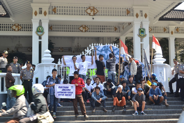 Warga Manggari Tuntut Bupati