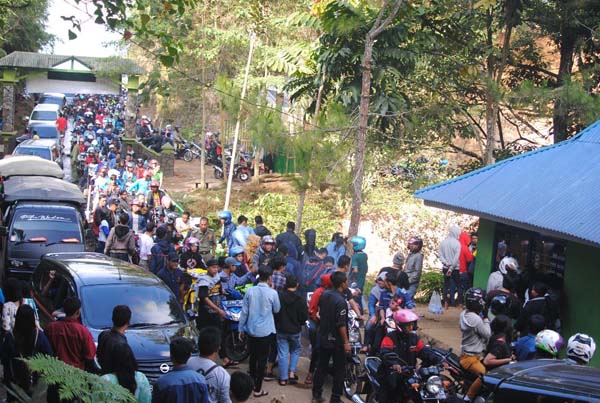 Ribuan Pengunjung Serbu Palutungan