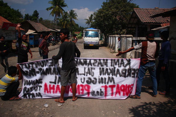 Warga Protes, Tuntut Perbaikan Jalan Rusak