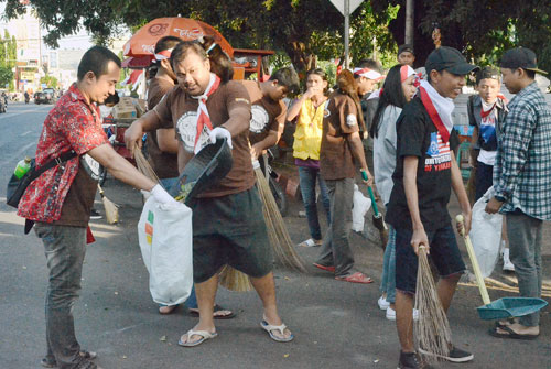 Cimul Jeh Bersih-bersih Jalanan Kota
