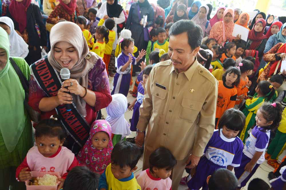 Anak PAUD Se-Kecamatan Greged Makan Ikan Bersama