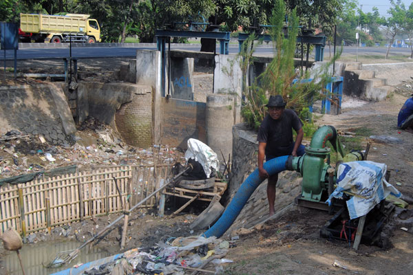 Petani Gunakan Air Rembesan