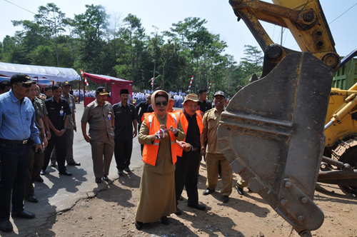 Bupati Resmikan Pembangunan Jalan Tembus Sampora