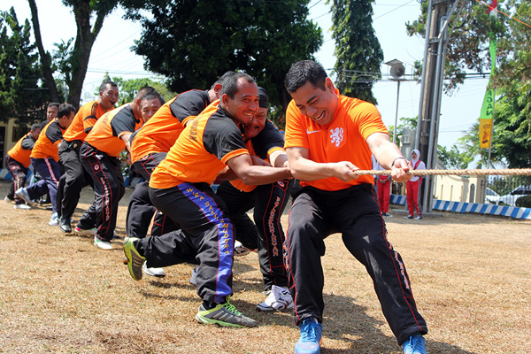 Kapolres Kuningan Tarik Tambang Isi HUT Ke-70 RI