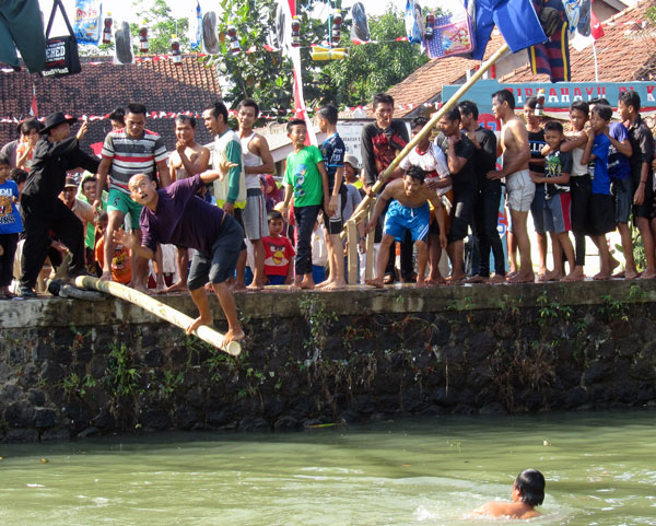 Panjat Pinang Unik Ala Warga Cangko