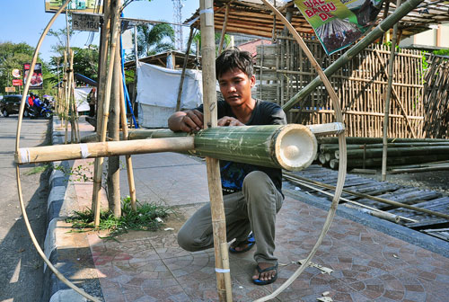 Raup Rezeki Tahunan dari Bambu Panjat Pinang