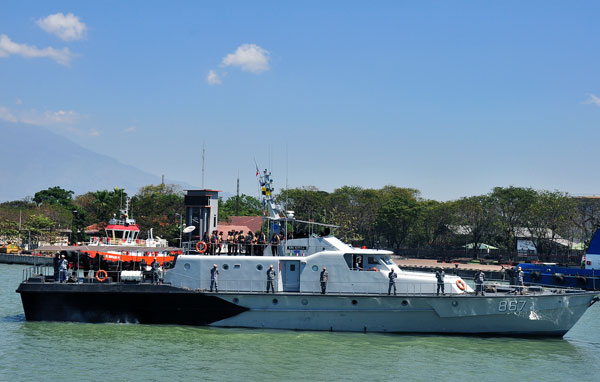 Dua Kapal Perang Operasi di Cirebon