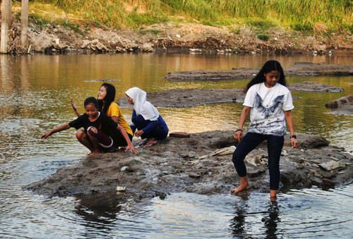 Ketika Sungai Cimanuk Surut