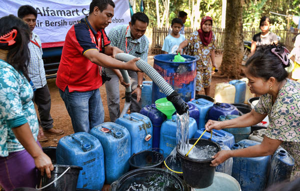 Alfamart Care Bagikan Air Bersih