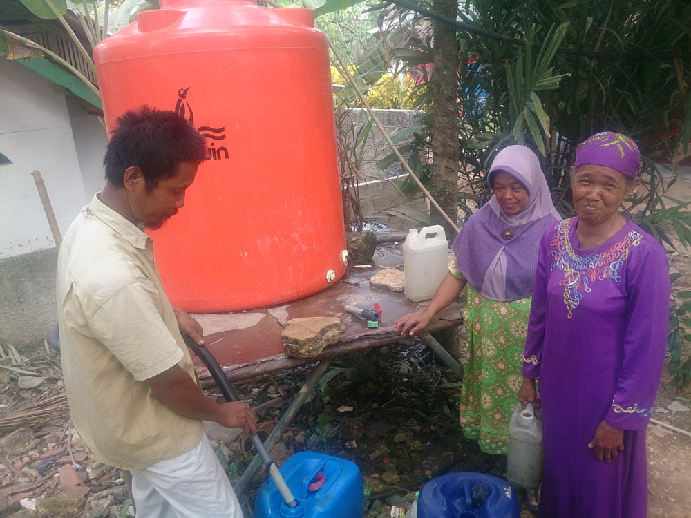 Indocement Bagikan Air Bersih