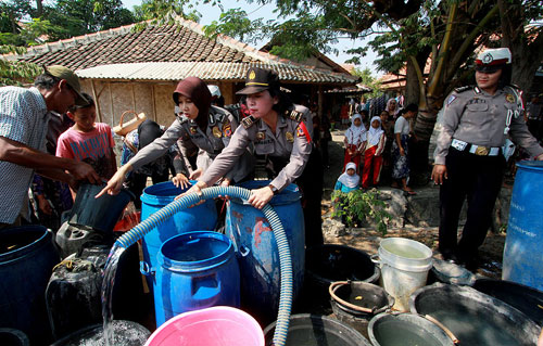 Bakti Sosial, Polwan Bagikan Air Bersih