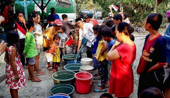 Cawabup Rastawi Bagikan Air Bersih