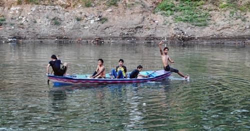 Bermain Air di Sungai Cimanuk