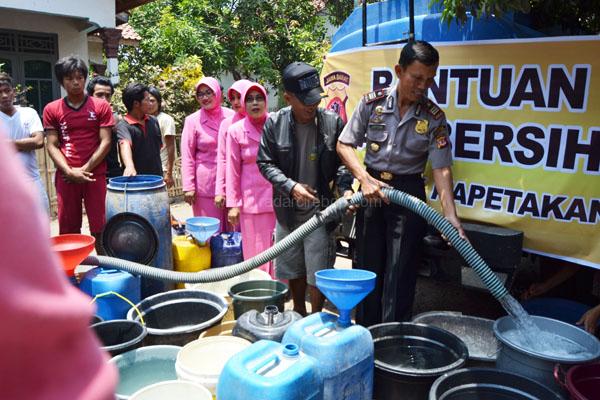 Polsek Kapetakan Sumbang Air Bersih