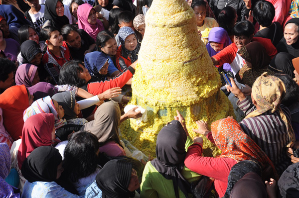 Tumpeng Raksasa Ramaikan Babarit