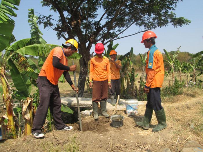 Warga Cikuya Dapat Listrik Gratis