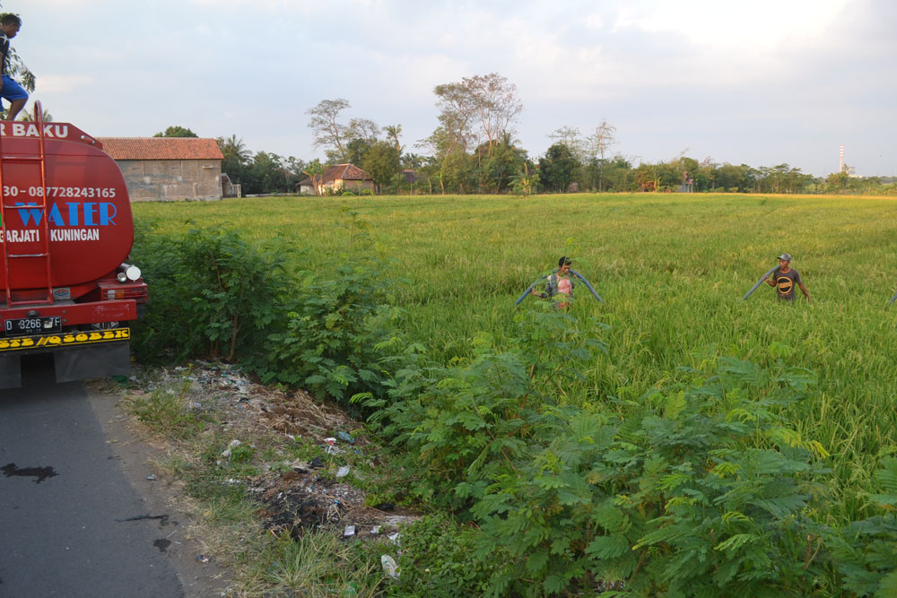 Petani Beli Air dari Mobil Tangki