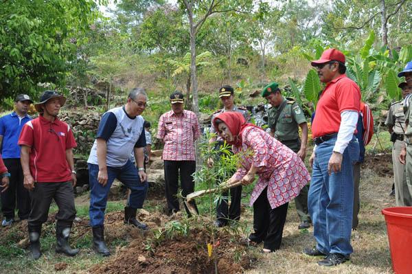 Bupati Pimpin Langsung Kuningan Menanam