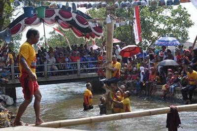 Bupati Larang Kotori Sungai