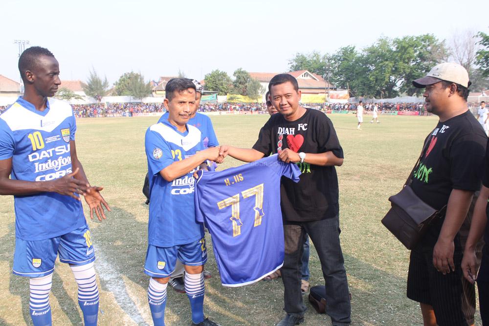 Pemain Persib Hibur Warga Tegalgubug Lor