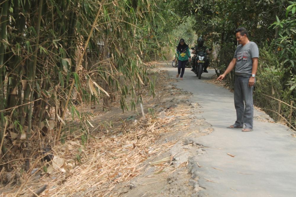 Warga Swadaya Perbaiki Jalan