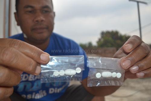 Warga Ragu Minum Obat Kaki Gajah