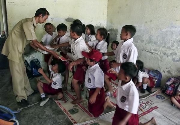 Siswa Belajar Beralas Bekas Baliho