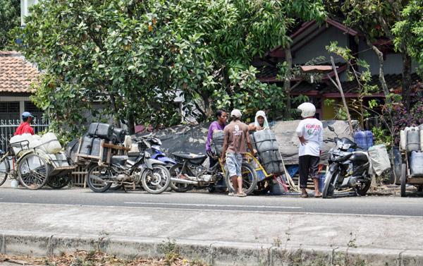 Yang Lain Kesulitan, Warga Justru Jual Air PDAM