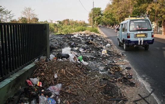 Gunungan Sampah Warnai Jl Pilang