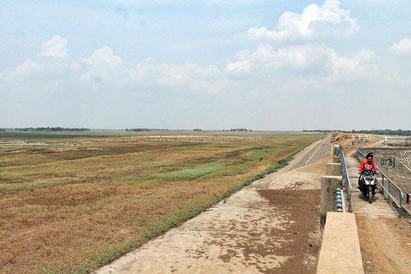 Waduk Cipancuh Masih Kering, Petani Tunda Masa Tanam