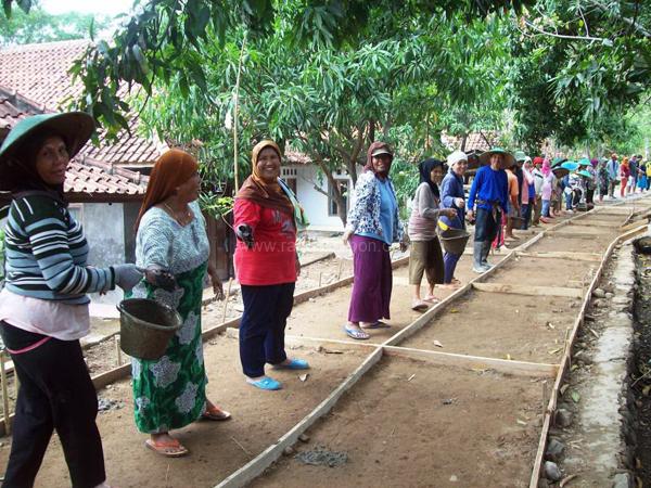 Kampung Dogdog Kerja Bakti Cor Jalan