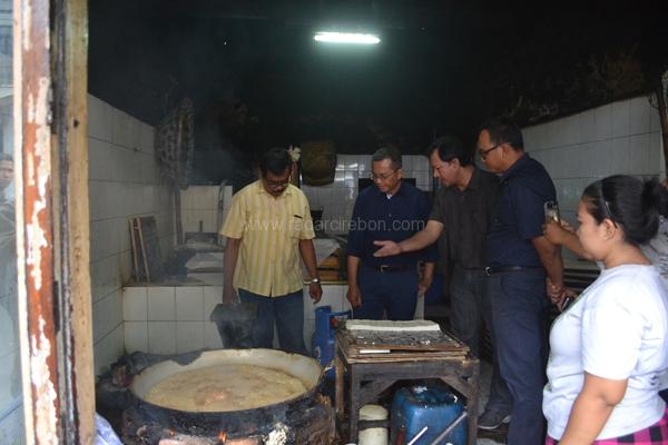 Dahlan Tinjau Uji Coba Bahan Bakar Kaliandra di Pabrik Tahu