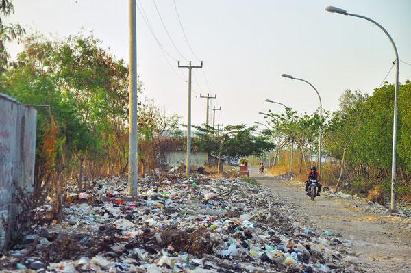 Susah Air Bersih, Minim Tempat Sampah
