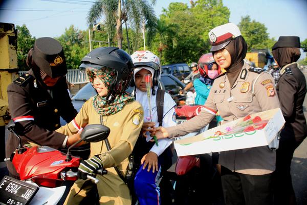 Hari Pahlawan, Polres Cirebon Bagi-bagi Bunga