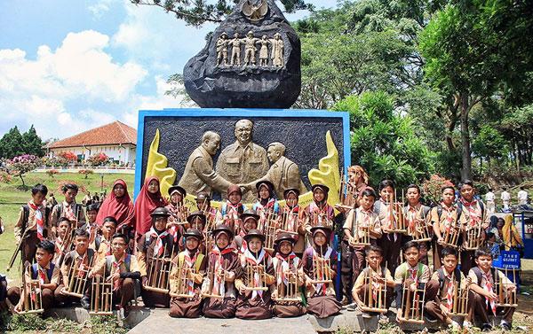 Seribu Angklung Meriahkan Festival Linggarjati