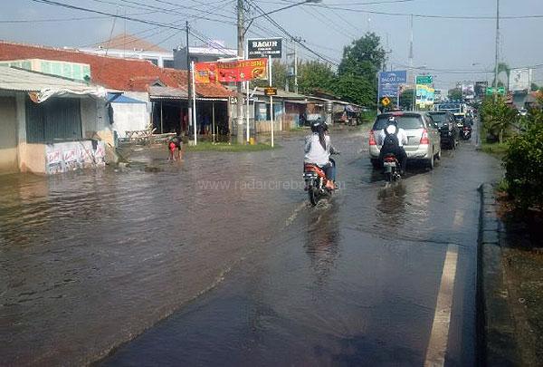 Banjir Kedawung Sempat Tutup Sebagian Jalan Pantura