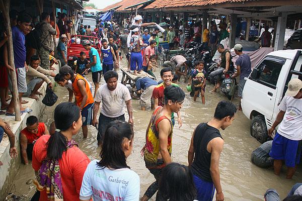 Berebut Lele di Kubangan Jalan Pasar Tegalgubug