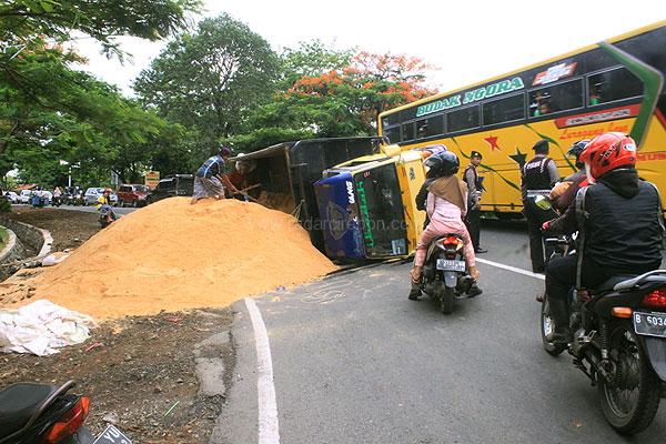 Truk Bermuatan Dedak Terguling, Jalur Cirebon-Kuningan Macet 3 Km