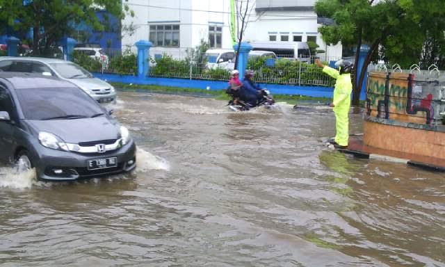 Hujan Lebat, Polisi Larang Kendaraan Melintas di Terusan Jl Pemuda