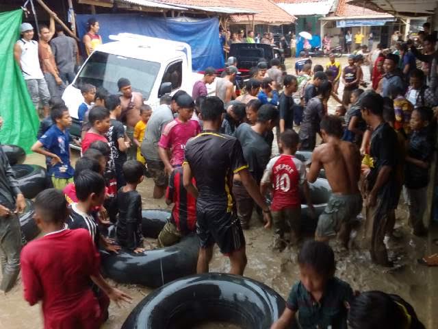 Merasa Kesal, Pedagang Tegalgubug Sawer Uang di Lokasi Banjir