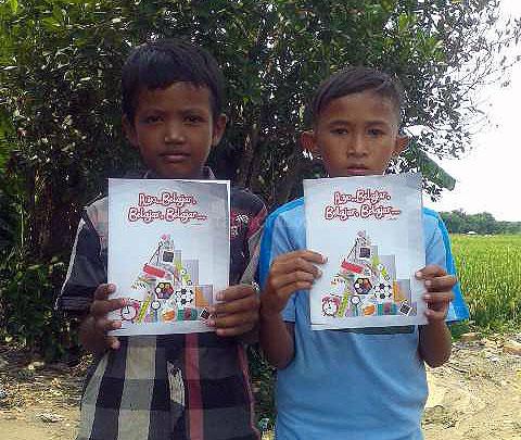 Senang, Murid SD Tengah Tani Dapat Buku Tulis dari Presiden