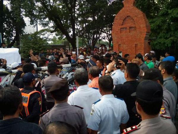 Warga Pesisir Demo Lagi, Blokir Jalan Masuk Pelabuhan