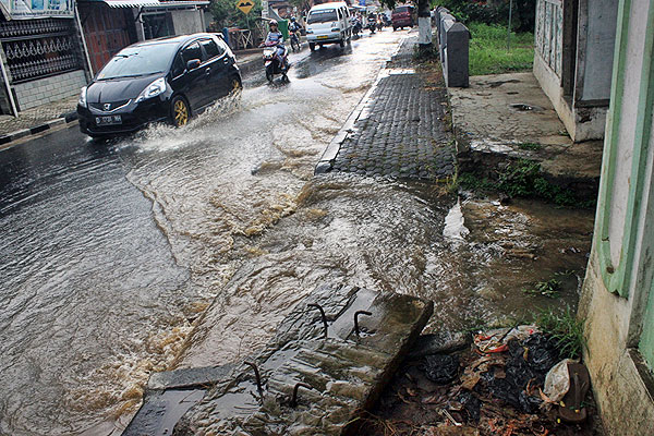 Drainase Buruk, Jalan Juanda Digenangi Cilencang