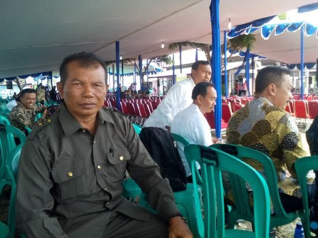 Di Mertasinga, Warga Setia Menunggu Jokowi Sejak Pagi