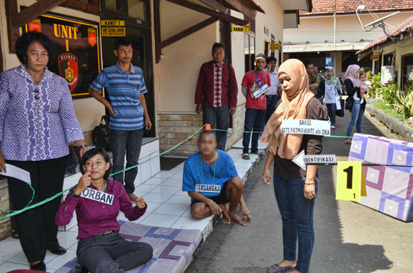 Polisi Gelar 25 Adegan Reka Ulang Penganiayaan Balita di Samadikun