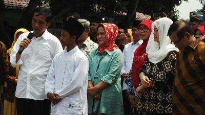 Tertarik Peci Tinggi Santri Al Mizan, Jokowi Berikan Hadiah