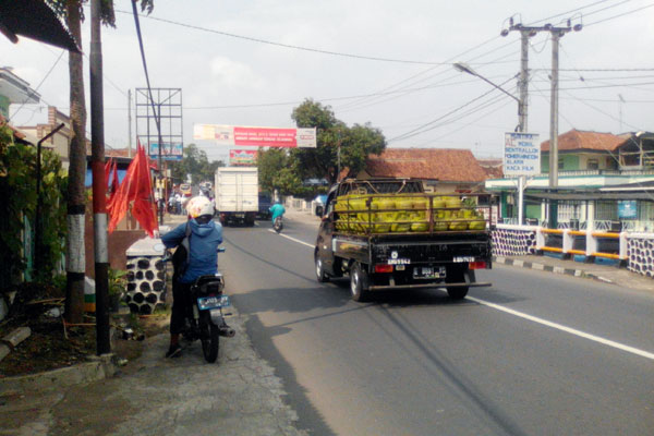 Ratusan Spanduk Basi masih Melintang